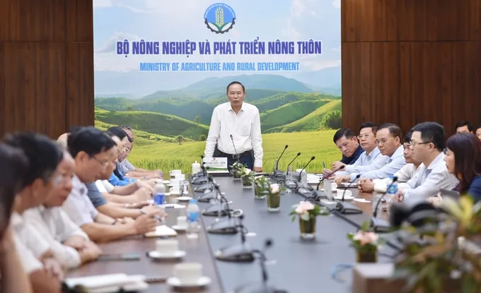 Deputy Minister of Agriculture and Rural Development Phung Duc Tien expresses gratitude for the support and assistance from businesses to farmers affected by storms and floods on September 21.
