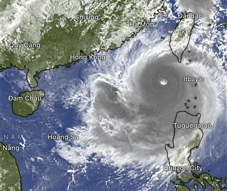 A cold front has moved further South, while Typhoon No.5 is moving North (satellite image at 6 a.m. on October 1).