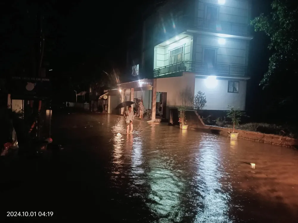Torrential rain causes flooding in Lao Cai Province on the morning of October 1.