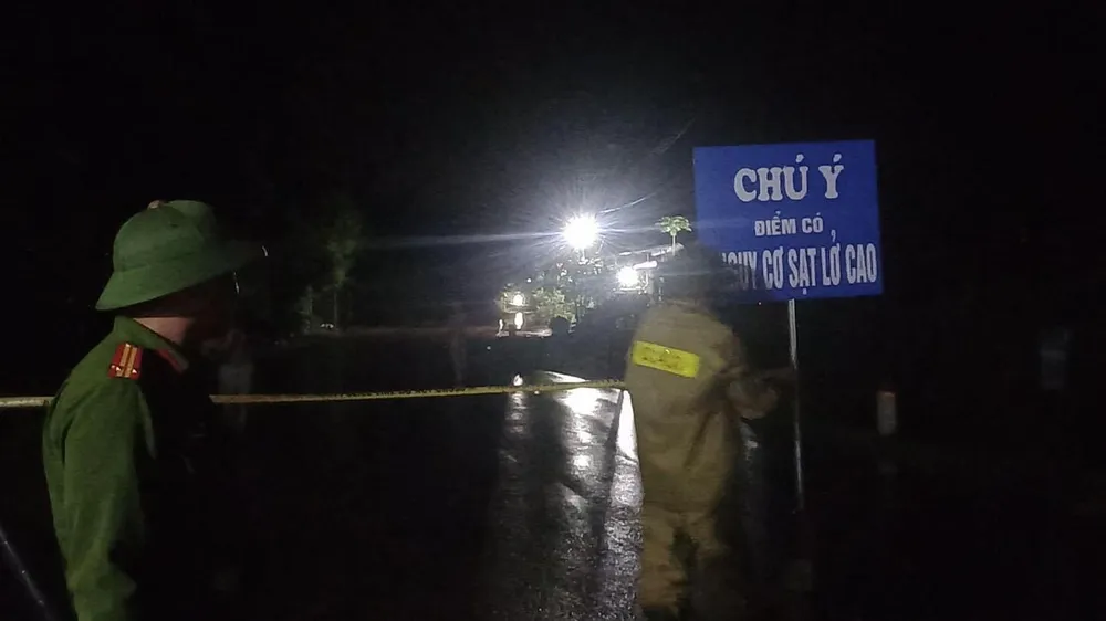 Authorities in Ha Giang work through the night to guard and prevent vehicles from entering dangerous areas on National Highway 2 (landslide section).