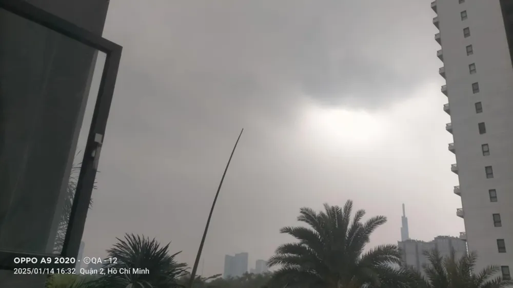 Mưa rào ở TPHCM chiều 14-1. Ảnh: QUỐC ANH