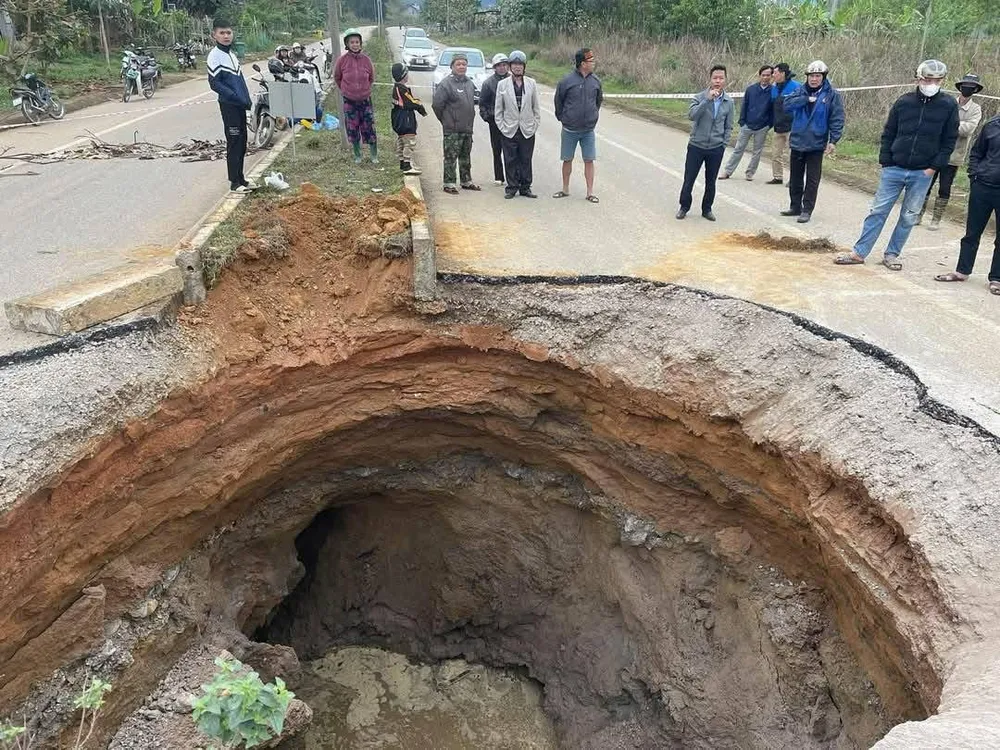 "Hố tử thần" trên Quốc lộ 3B tiếp tục mở rộng, chưa thể khắc phục