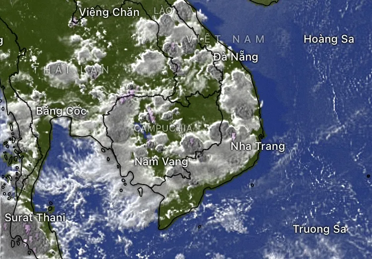 Ảnh vệ tinh lúc 17 giờ 30 phút tại khu vực Nam bộ và Nam Trung bộ, Tây Nguyên với các ổ mây dông dày đặc. Nguồn: WINDY