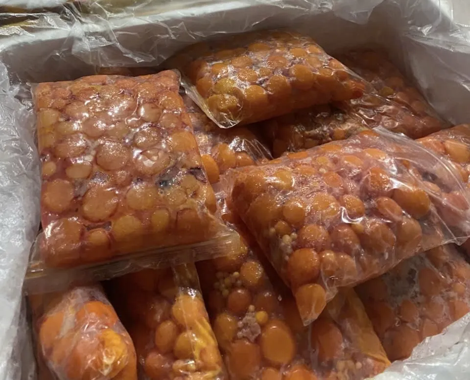 Nội tạng động vật (trứng non) đóng trong các bao nilon nhỏ đông lạnh