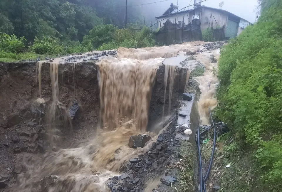 Mưa lớn cục bộ gây sạt lở tại Sa Pa sáng 15-5. Ảnh: T.H.S.P