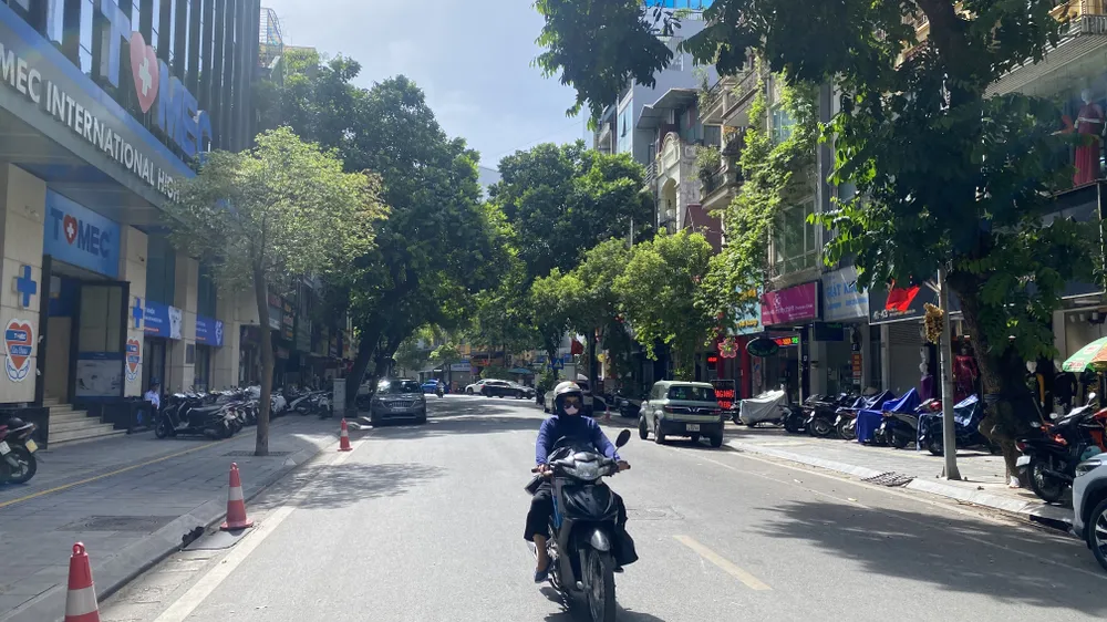 Đường phố Hà Nội lúc 9 giờ ngày 2-6. Ảnh: PHÚC HẬU