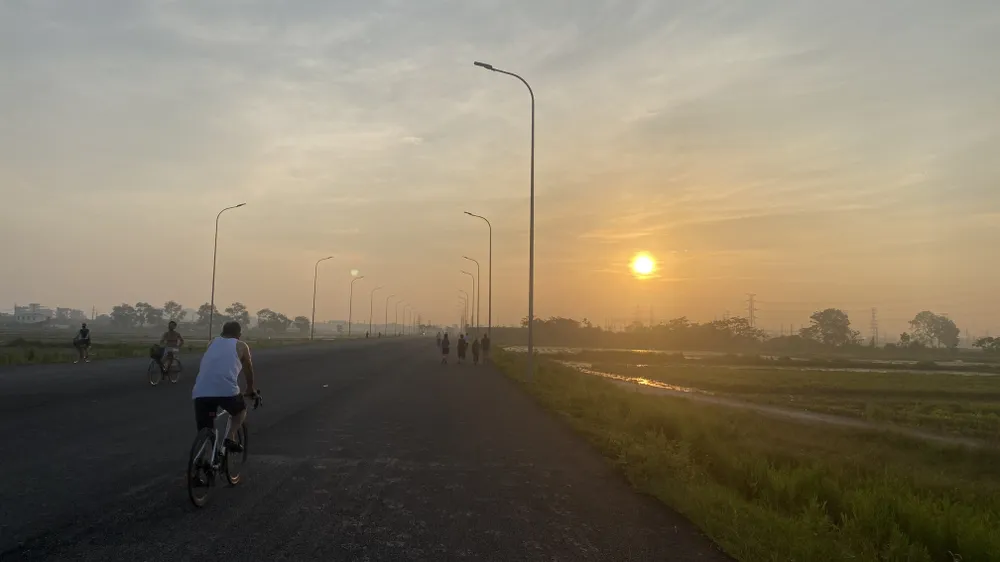 Hà Nội trưa nay 15-6 lên tới 35 độ C. Từ 5 giờ đã có nắng chói chang. Ảnh: PHÚC HẬU