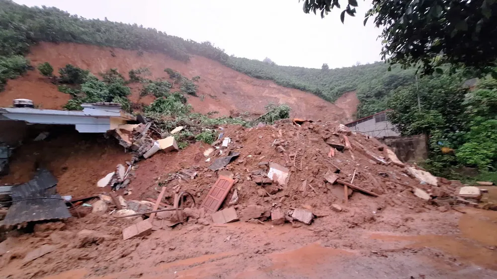 Khối đất sạt xuống vùi lấp ngôi nhà và nam sinh lớp 10. Ảnh: Yên Bái toàn cảnh