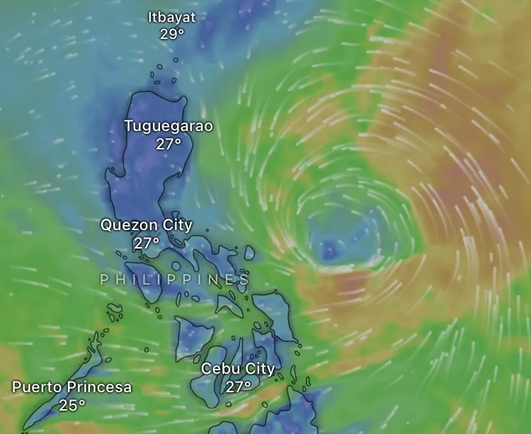 Áp thấp nhiệt đới tiến gần miền Trung Philippines theo mô hình dự báo lúc 8 giờ ngày 17-7 của WINDY