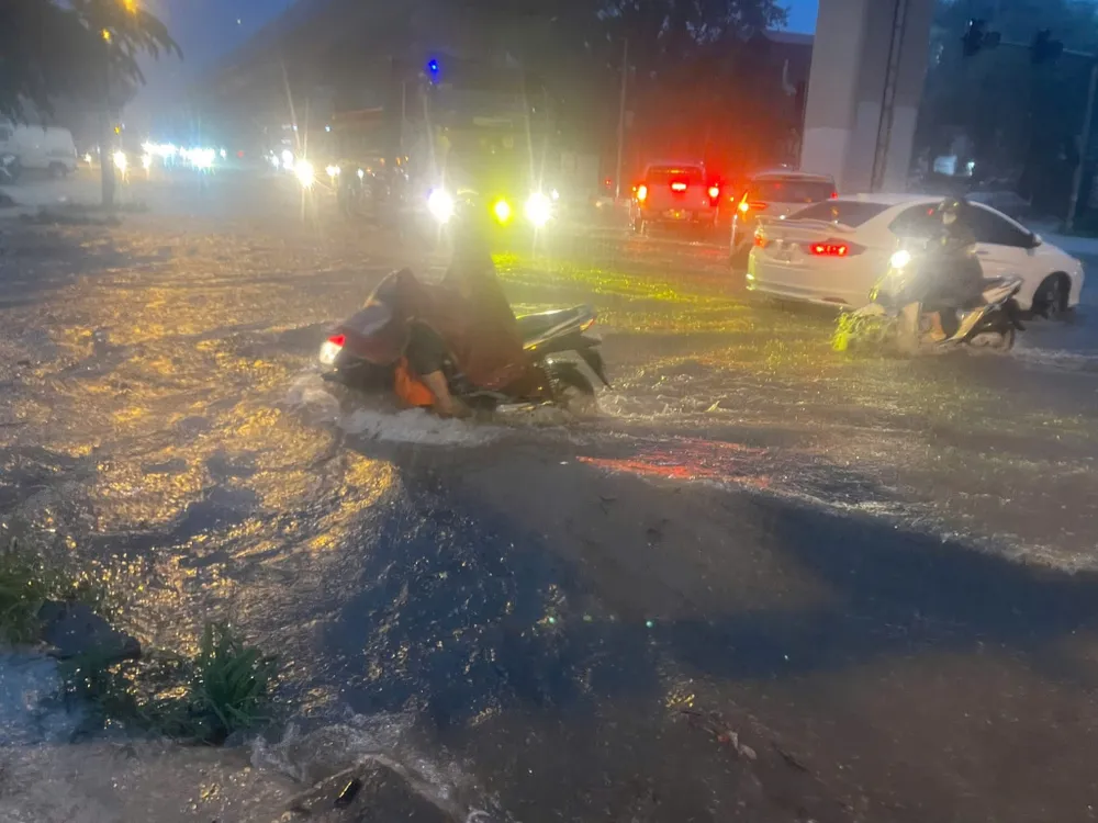 Mưa như trút ở Yên Nghĩa (Hà Nội)