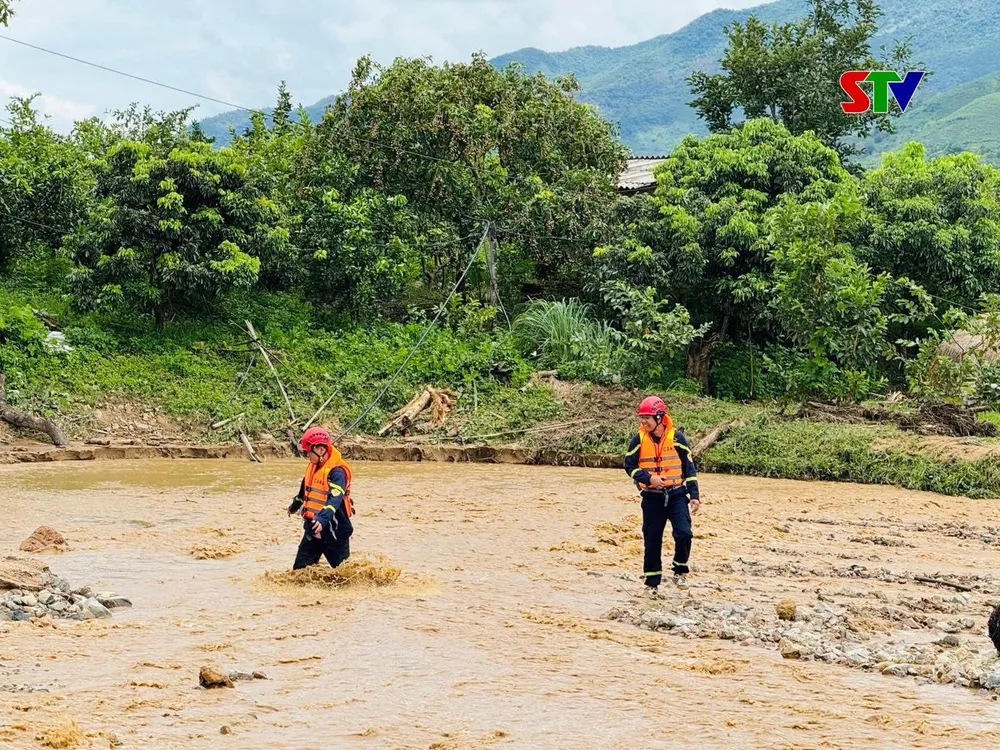 Tìm kiếm nạn nhân mất tích tại các xã Chiềng Sơ và Mường Lầm. Ảnh: ĐÀI TRUYỀN HÌNH SƠN LA