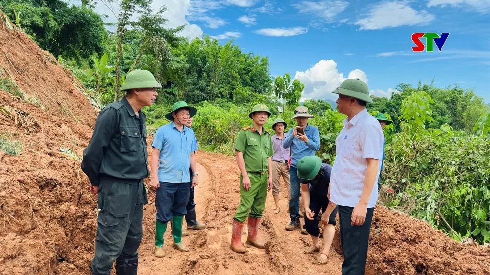 Lãnh đạo UBND tỉnh Sơn La vào các xã bị lũ quét để chỉ đạo công tác khắc phục hậu quả thiên tai, ngày 27-7. Ảnh: THSL