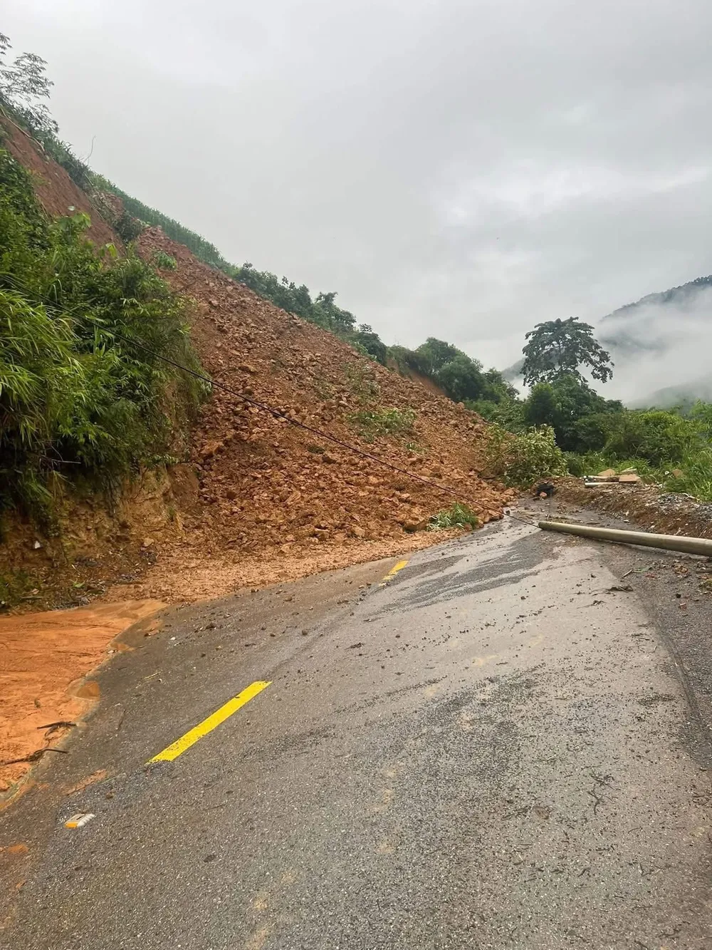 Đất đá đã trùm lên đường đi Sốp Cộp. Ảnh: DƯƠNG LỢI