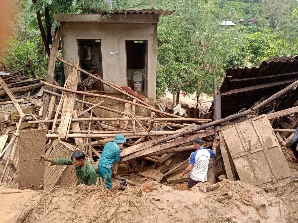 Nhà cửa sập đổ sau lũ quét ở xã Chiềng Sơ