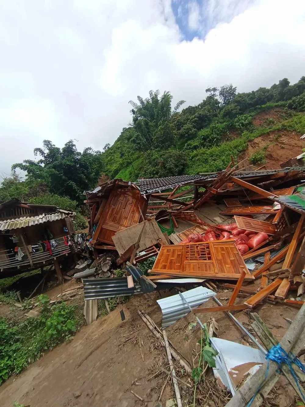 Nhà cửa sập đổ ở xã Sông Mã