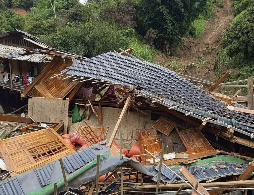 Nhà cửa sập đổ sau trận mưa lớn ở xã Sông Mã (tỉnh Sơn La)