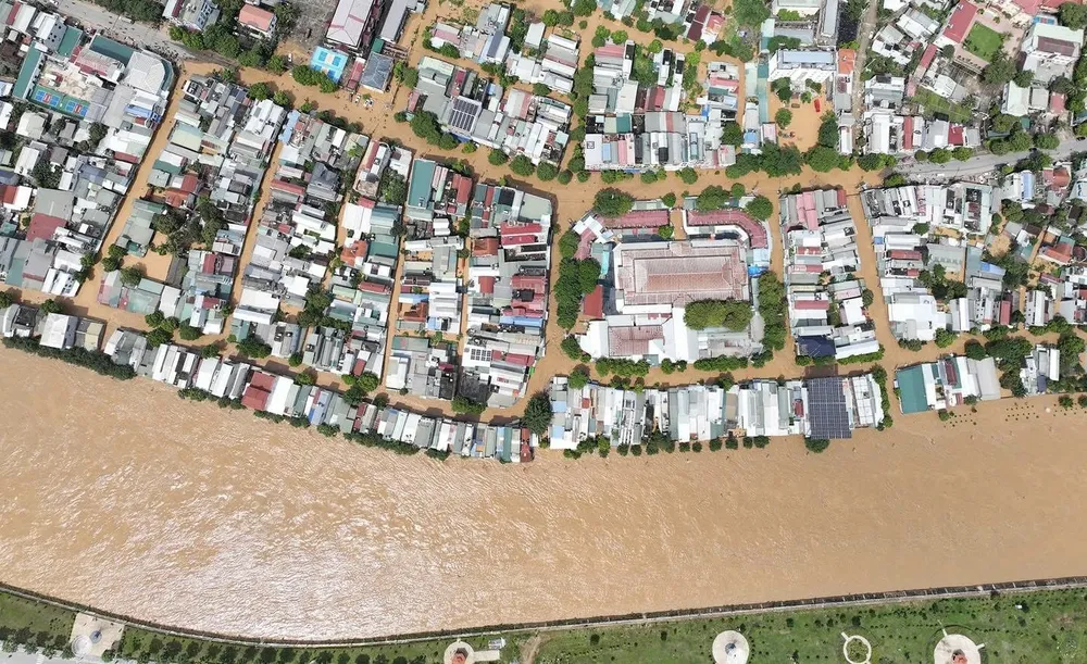 Nước lũ sông Mã tràn vào các khu dân cư ở tỉnh Sơn La ngày 1-8. Ảnh: NGUYỄN NAM