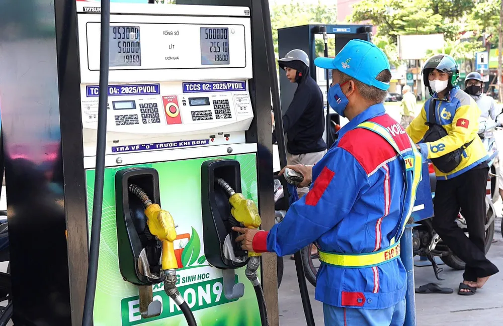 Xăng E10 bán tại Hà Nội và TPHCM được 1 tuần nay (thử nghiệm). Ảnh: B.C.T