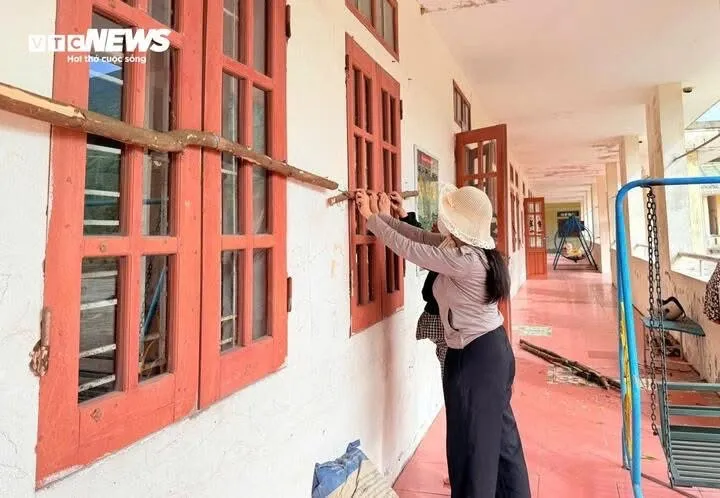 Người dân miền Trung đóng nẹp cửa sổ để che chắn gió trước bão số 5. Ảnh: VTC NEWS