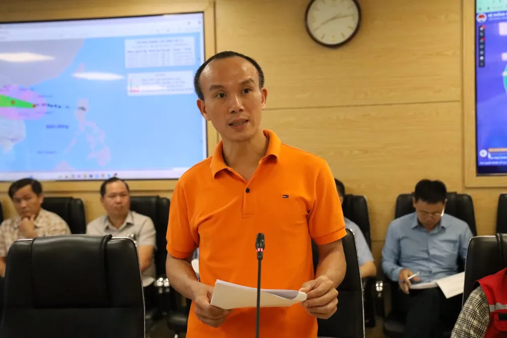 Phó Giám đốc Trung tâm Dự báo khí tượng - thủy văn quốc gia Hoàng Phúc Lâm báo cáo mức độ nguy hiểm của bão số 5