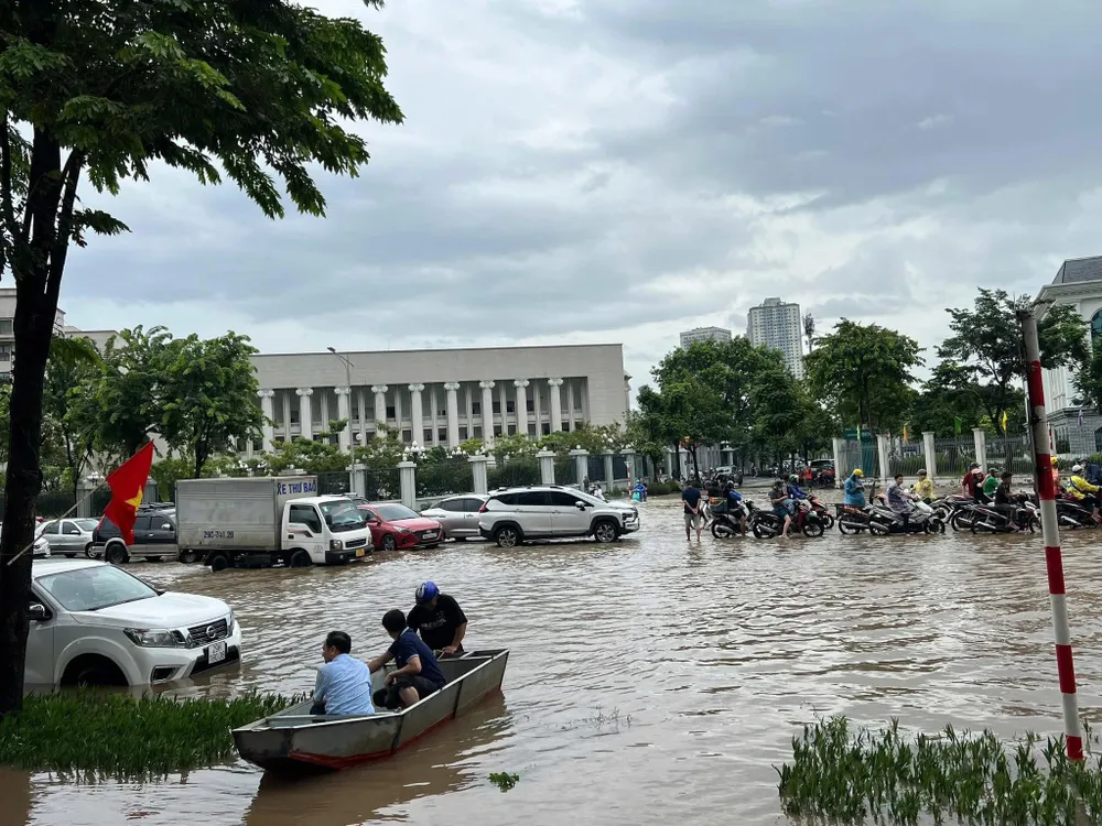 Khu vực vành đai 3 ở Hà Nội vẫn như sông chiều 26-8. Ảnh: THANH THỦY