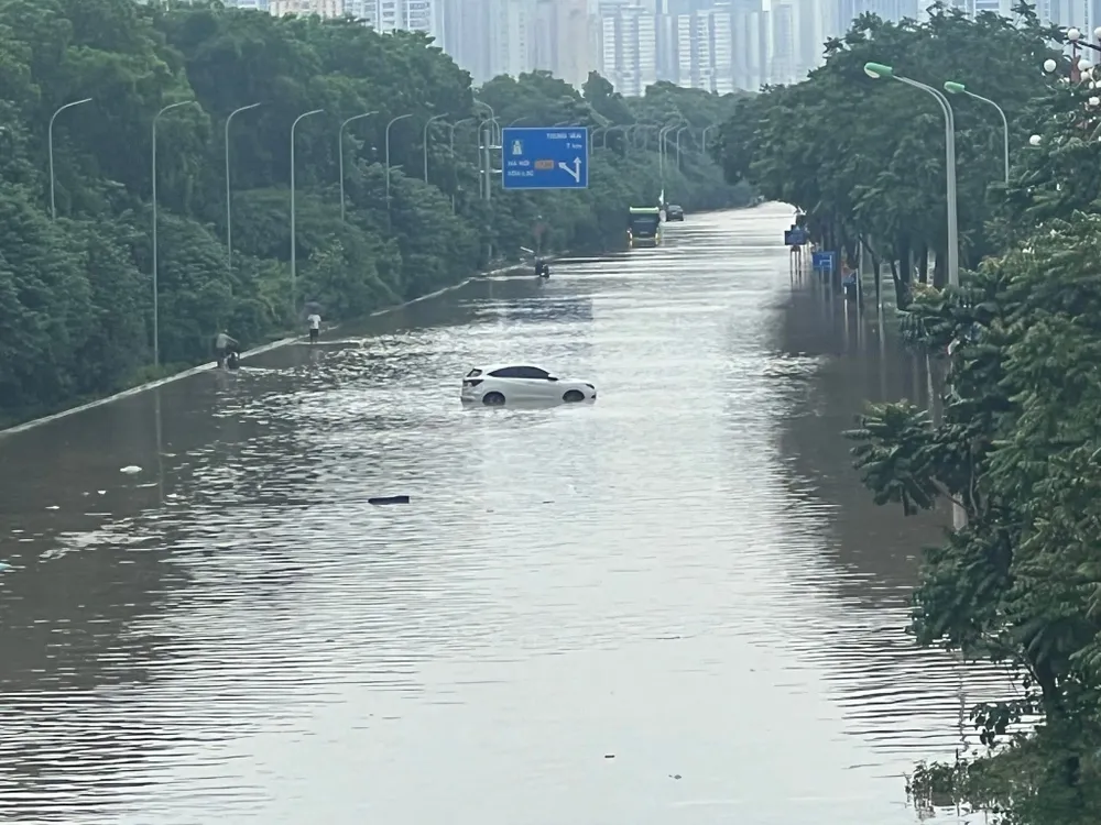 Đại lộ Thăng Long (đường gom) còn nhiều điểm ngập úng nặng, chiều 26-8