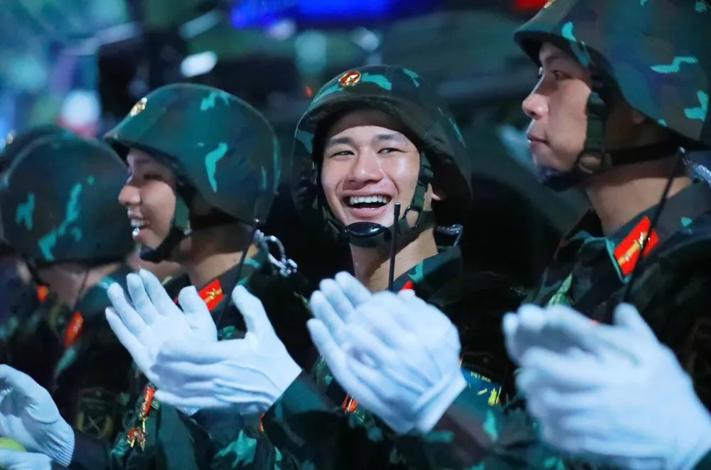 Các chiến sĩ hòa chung không khí náo nức của ngày hội lớn. Ảnh: L.Đ