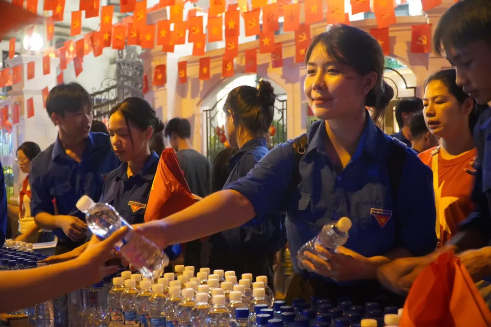 Người dân thức trắng đêm để chào mừng và chờ đón đại lễ 2-9. Ảnh: B.C.T