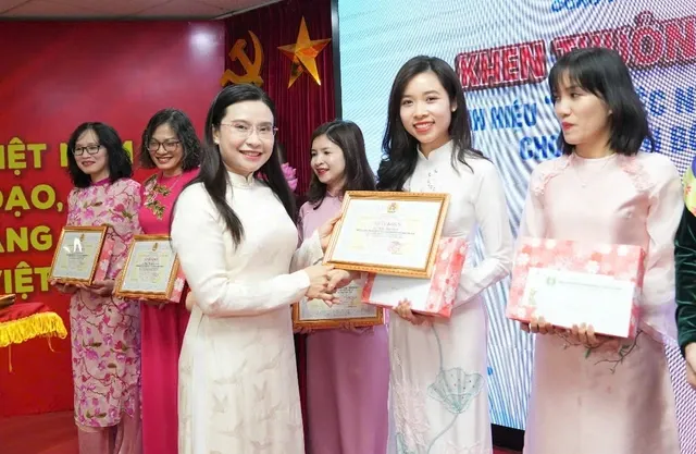 Khen thưởng các nữ đoàn viên công đoàn đạt danh hiệu: "Giỏi việc nước, đảm việc nhà" tháng 3-2025. Ảnh minh họa