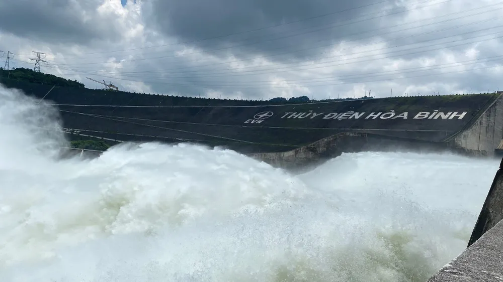 3 thủy điện lớn ở miền Bắc mở 11 cửa xả, Đà Nẵng di dời khẩn 7 ngôi nhà khỏi khu vực sạt lở