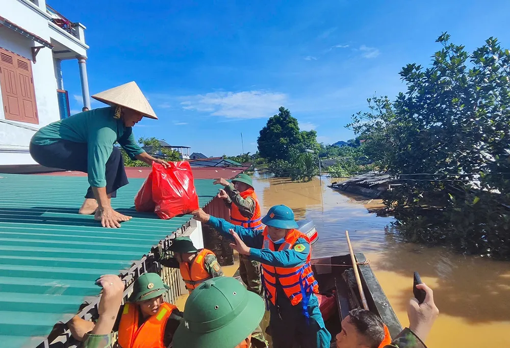 Lực lượng cứu hộ chia các mũi vận chuyển thực phẩm tới từng nhà bị cô lập ở xã Tiên Lục (tỉnh Bắc Ninh) 