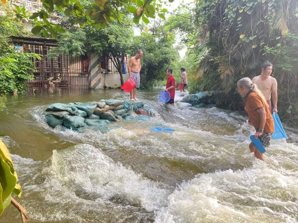 Nước lũ vẫn cuồn cuộn ở phường Đa Mai (tỉnh Bắc Ninh) chiều 11-10. Ảnh: KUN MON