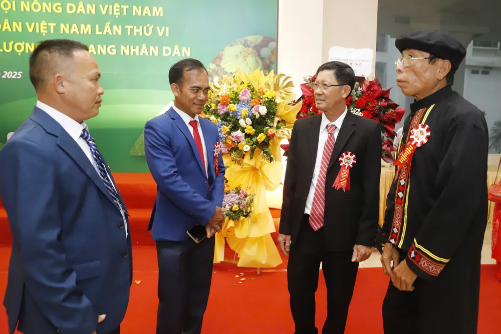 Các đại biểu nông dân xuất sắc dự đại hội sáng nay 14-10