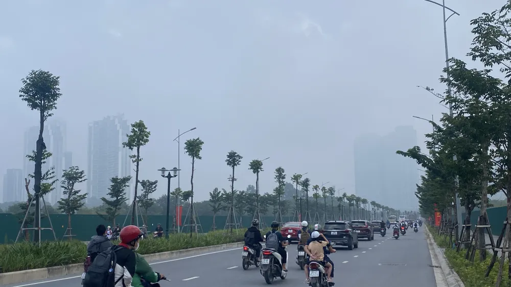 Lúc 7 giờ sáng nay 17-10, trên đường Lê Quang Đạo (khu vực Mỹ Đình), Hà Nội mù sương. Ảnh: PHÚC HẬU