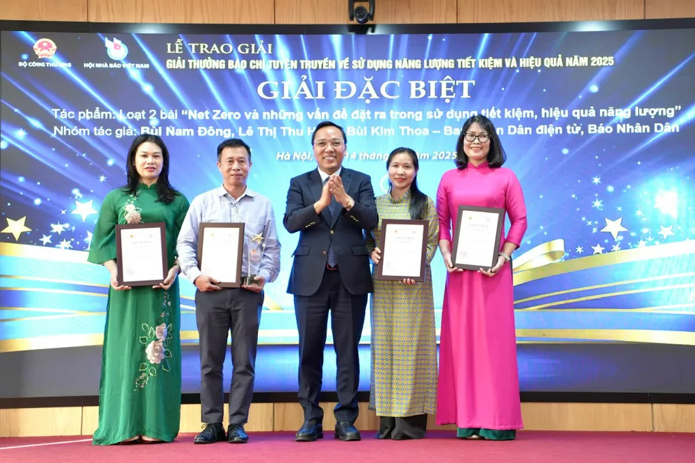 Lãnh đạo Bộ Công thương trao giải đặc biệt cho các tác giả