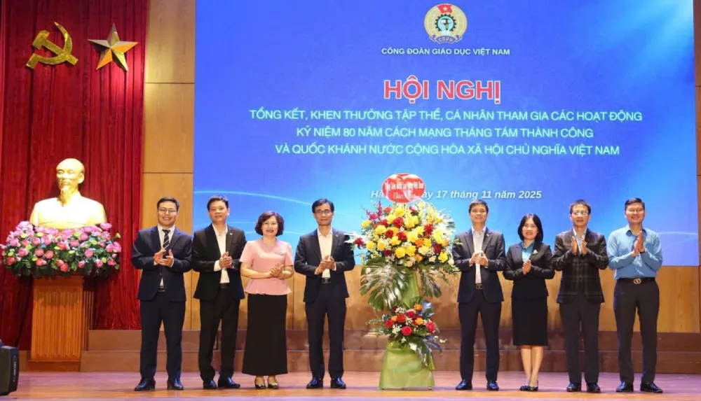 Phó Chủ tịch Tổng Liên đoàn Lao động Việt Nam Ngọ Duy Hiểu tặng hoa chúc mừng hội nghị