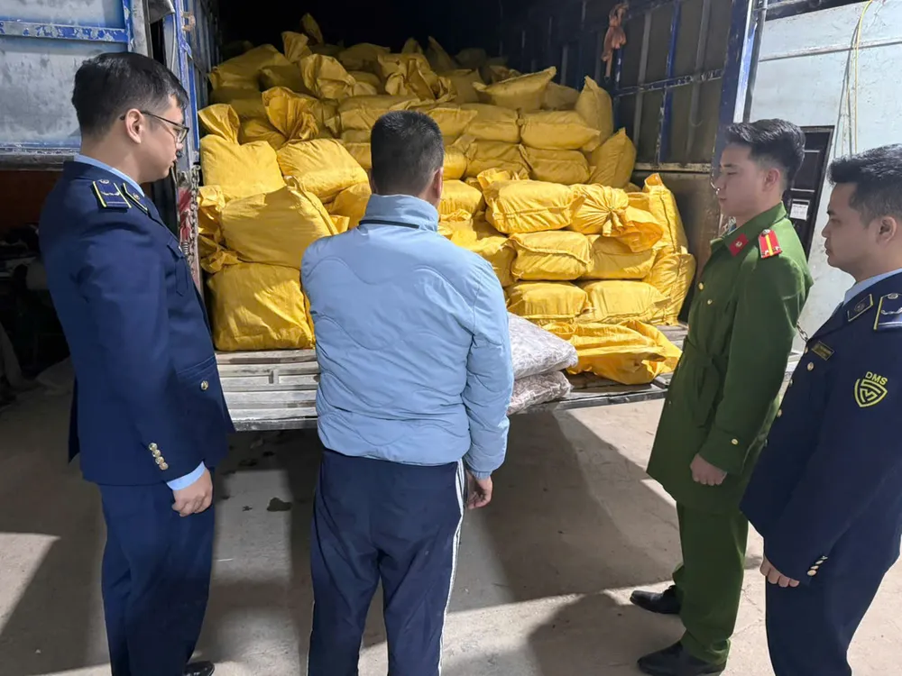 Cơ quan chức năng kiểm tra xe vận chuyển thực phẩm