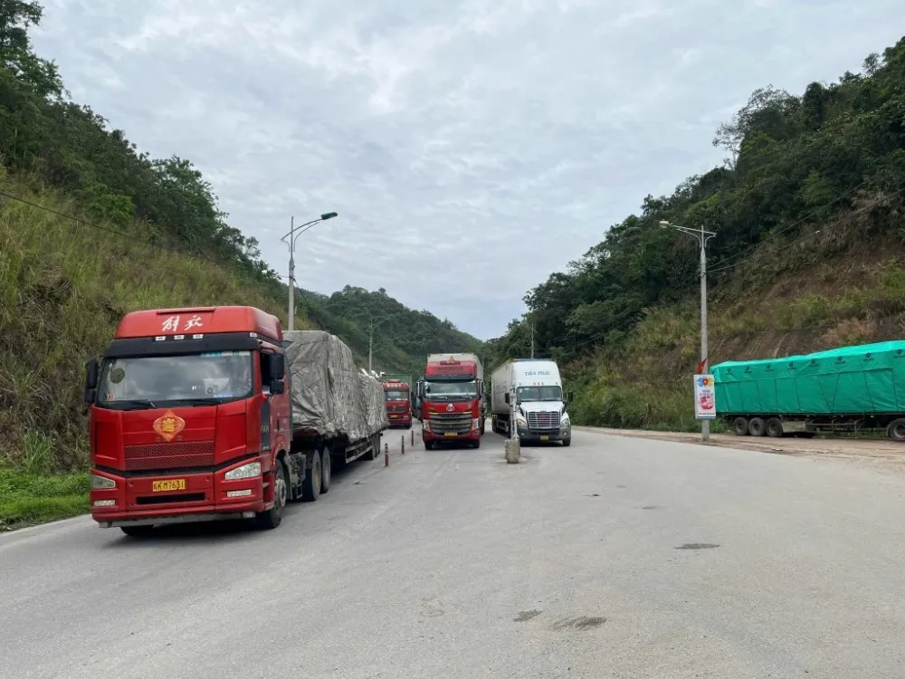 Hàng hóa thông quan qua đường chuyên dụng vận Tân Thanh - Pò Chài. Ảnh: NỤ BÙI