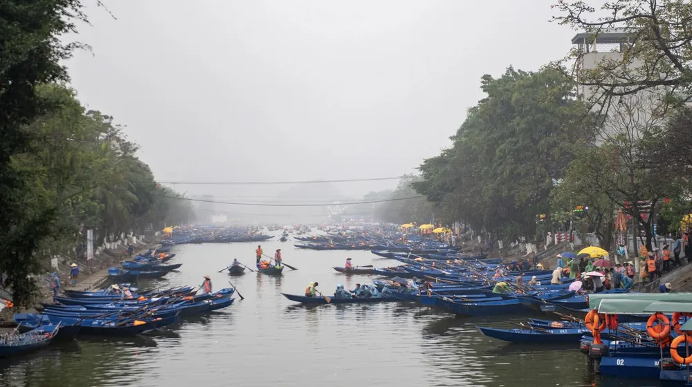 Mùng 6 tháng Giêng hàng năm là ngày khai hội chùa Hương. Ảnh tư liệu