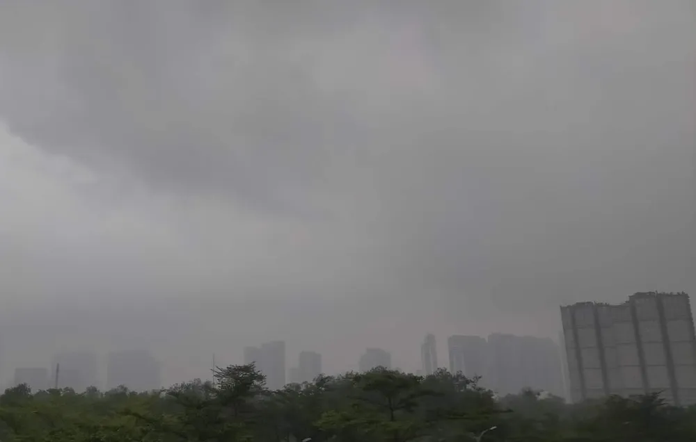 Đợt mưa trái mùa ở TPHCM vào ngày 26-2. Ảnh: QUỐC ANH