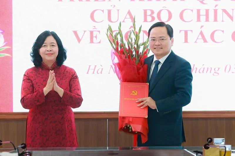 Đồng chí Bùi Thị Minh Hoài trao quyết định và tặng hoa đồng chí Nguyễn Anh Tuấn, sáng 2-3. Ảnh: HẢI NGUYỄN