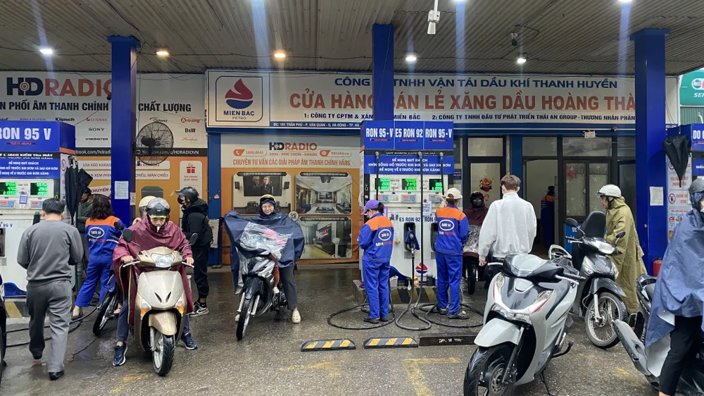 Người dân mua xăng dầu tại một cửa hàng ở đường Nguyễn Trãi - Trần Phú (Hà Nội). Ảnh: PHÚC HẬU