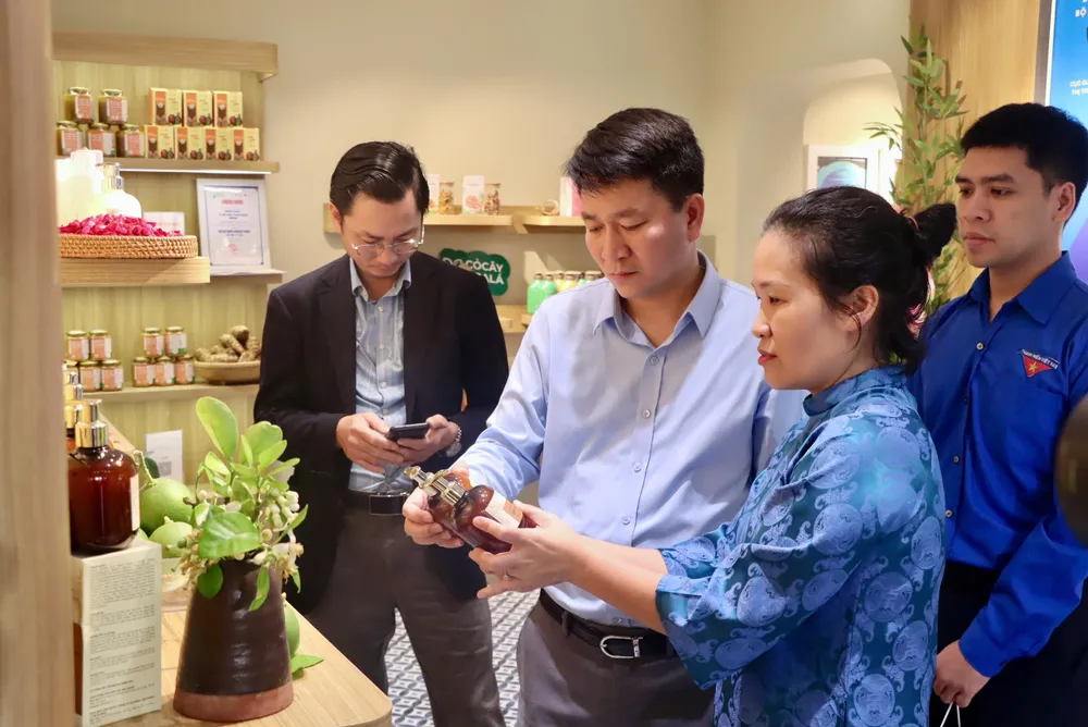 Đoàn viên thanh niên tham gia không gian trưng bày tại Hà Nội sáng 20-3