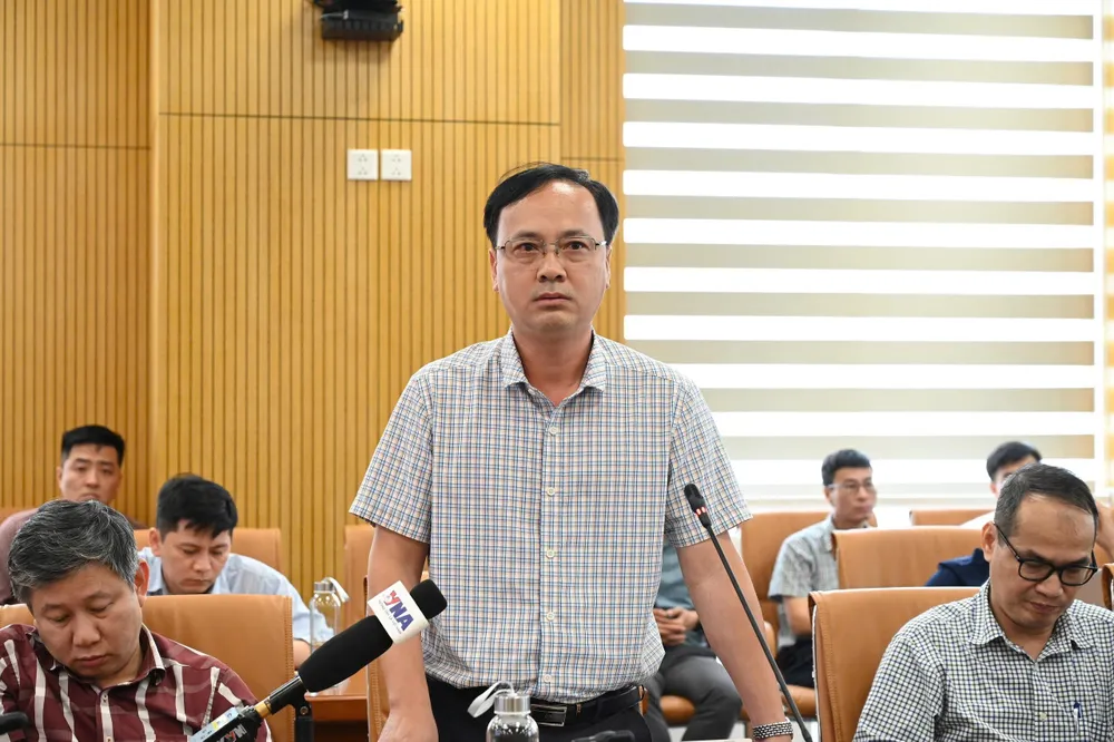 Ông Phan Quang Minh trả lời câu hỏi của báo chí, trưa 1-4. Ảnh: THANH TRÀ