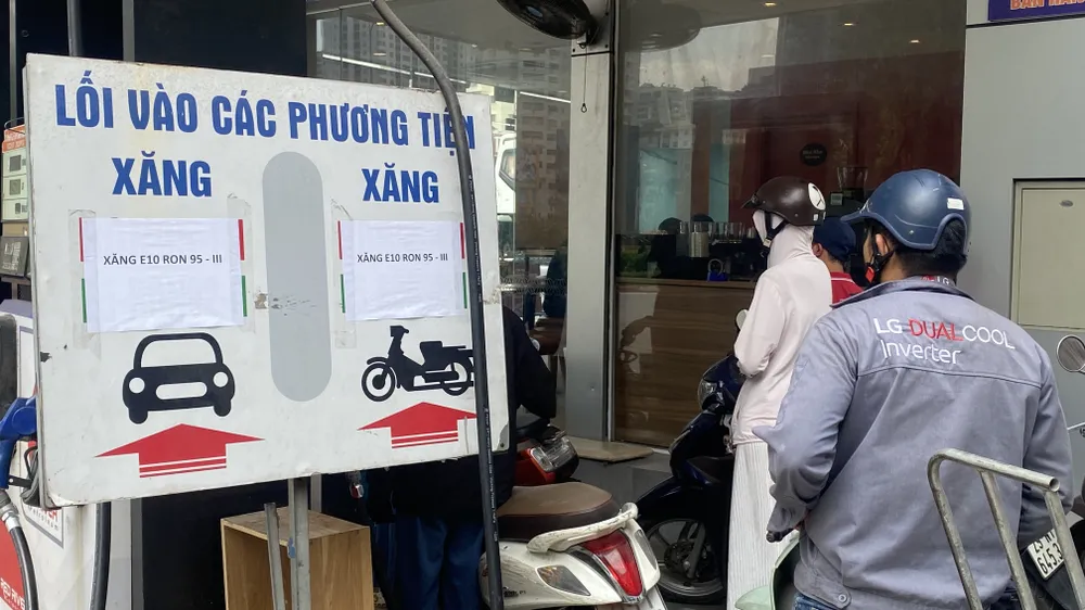 Người dân chờ đổ xăng E10 tại một trạm xăng trên đường Lê Văn Lương (Hà Nội). Ảnh: PHÚC HẬU