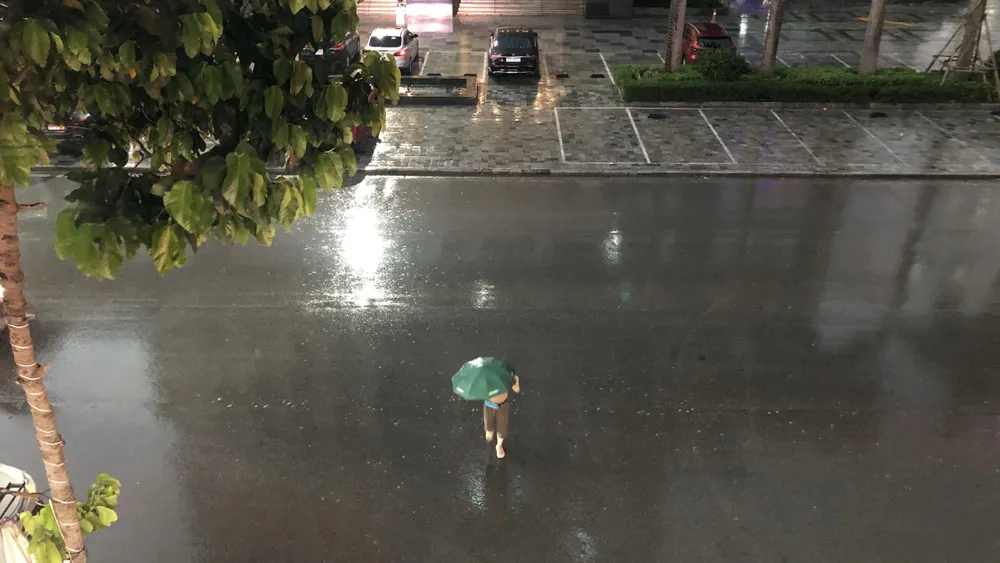 Cơn mưa xuất hiện ở khu vực Hà Đông (TP Hà Nội) tối 28-5 giúp giải nhiệt sau nhiều ngày oi nóng. Ảnh: PHÚC HẬU