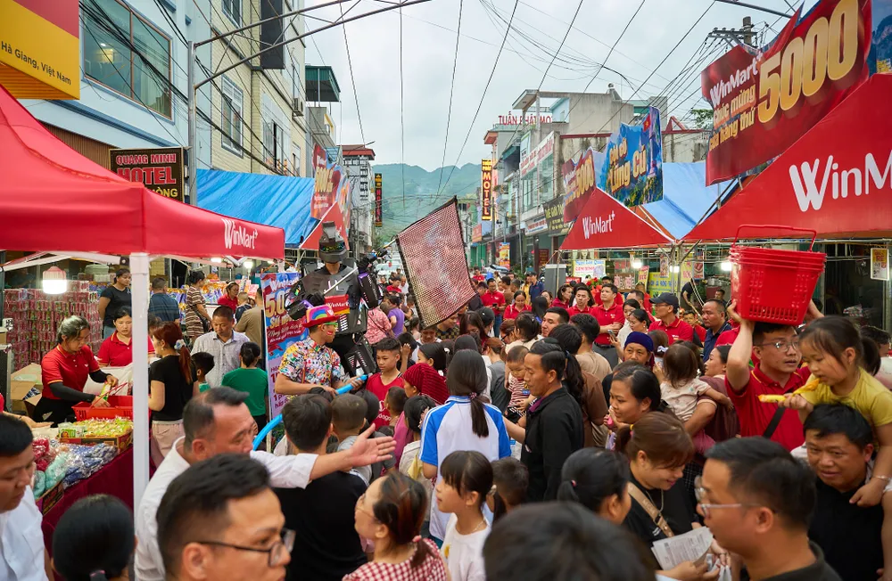 HÃ ng nghÃ¬n ngÆ°á»i dÃ¢n ÄÃ£ Äá» vá» WinMart+ MÃ¨o Váº¡c Äá» hÃ²a mÃ¬nh vÃ o khÃ´ng khÃ­ lá» há»i sÃ´i Äá»ng.jpeg