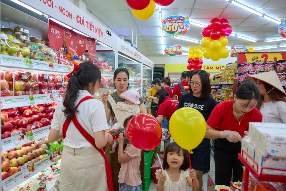 KhÃ¡ch hÃ ng tham quan mua sáº¯m táº¡i cá»­a hÃ ng WinMart+.jpg