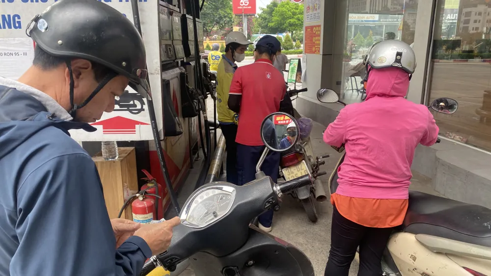 Người dân ở Hà Nội mua xăng E10 tại một cửa hàng xăng dầu ở đường Lê Văn Lương (Hà Nội). Ảnh: PHÚC HẬU