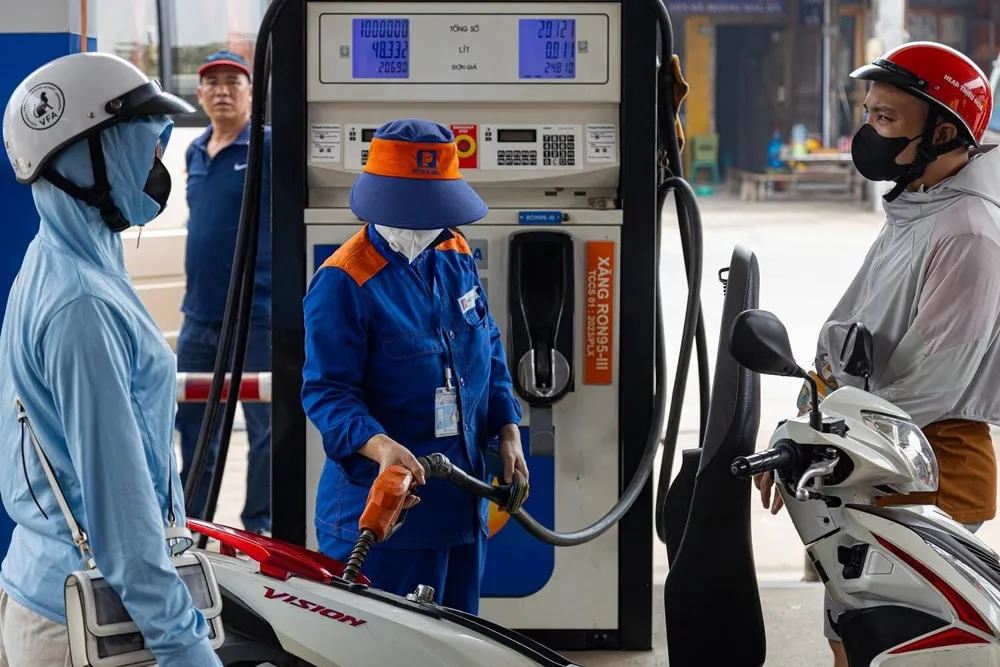 Giá xăng dầu quay đầu tăng nhẹ trở lại. Ảnh minh họa: DMS